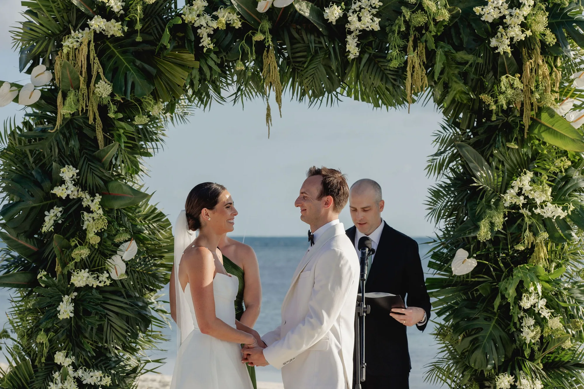 Lush green tropical ceremony arch with orchids — Nizuc, Cancún
